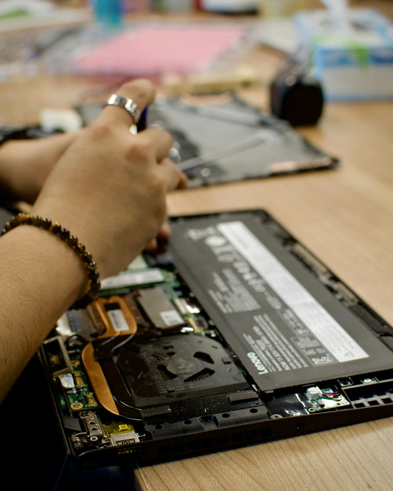 Persona trabajando en la reparación de una computadora