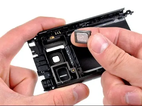 Técnico reemplazando el altavoz interno de un celular