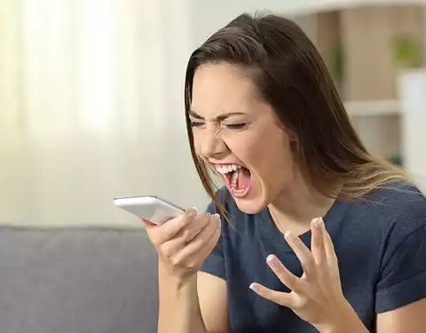 Persona con un problema de audio en su celular