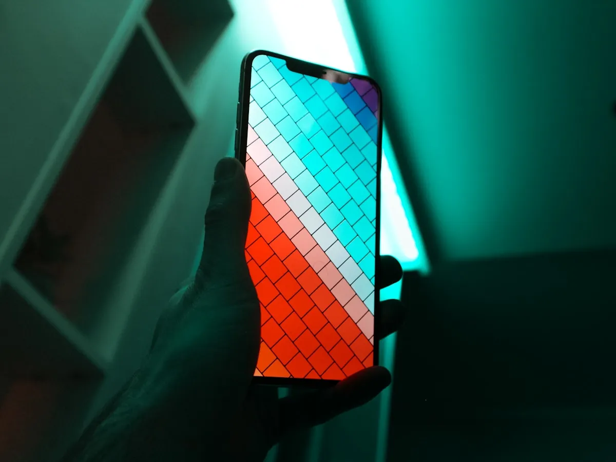 Persona sosteniendo su celular actual, pensando si renovarlo