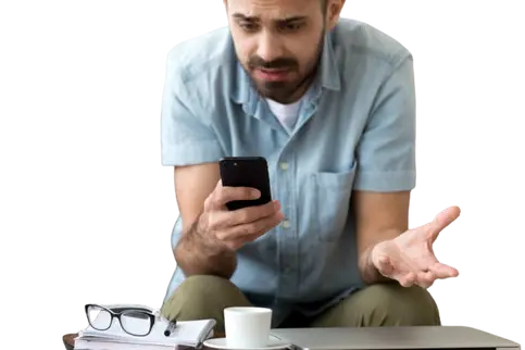 Persona con gesto de fastidio mirando publicidad emergente en su celular