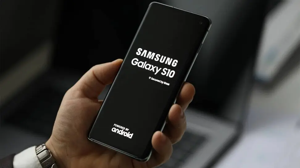 Persona sosteniendo un Samsung Galaxy S10 encendiéndose