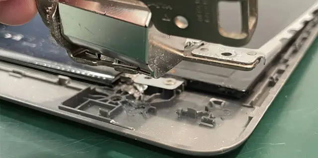 Técnico reparando la bisagra de una notebook