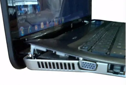 Notebook con la bisagra dañada y la carcasa levantada