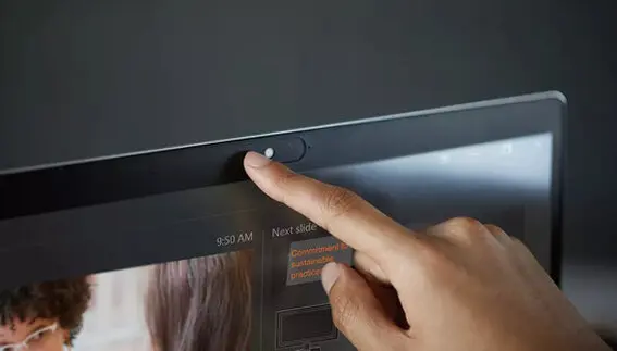 Dedo señalando la webcam de una laptop
