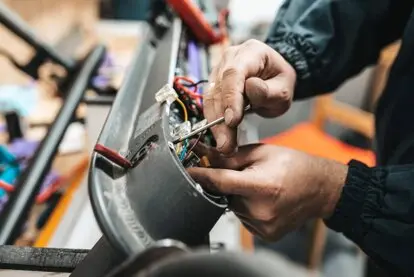 Técnico realizando el service eléctrico de un monopatín