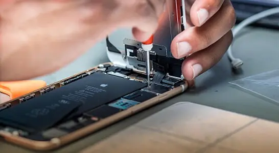 Técnico reemplazando la batería de un iPhone