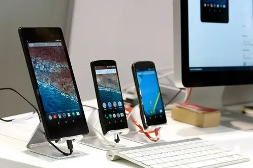 Equipos de oficina, celulares y computadora funcionando correctamente