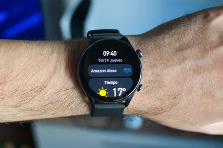 Smartwatch en la muñeca mostrando notificaciones y el clima