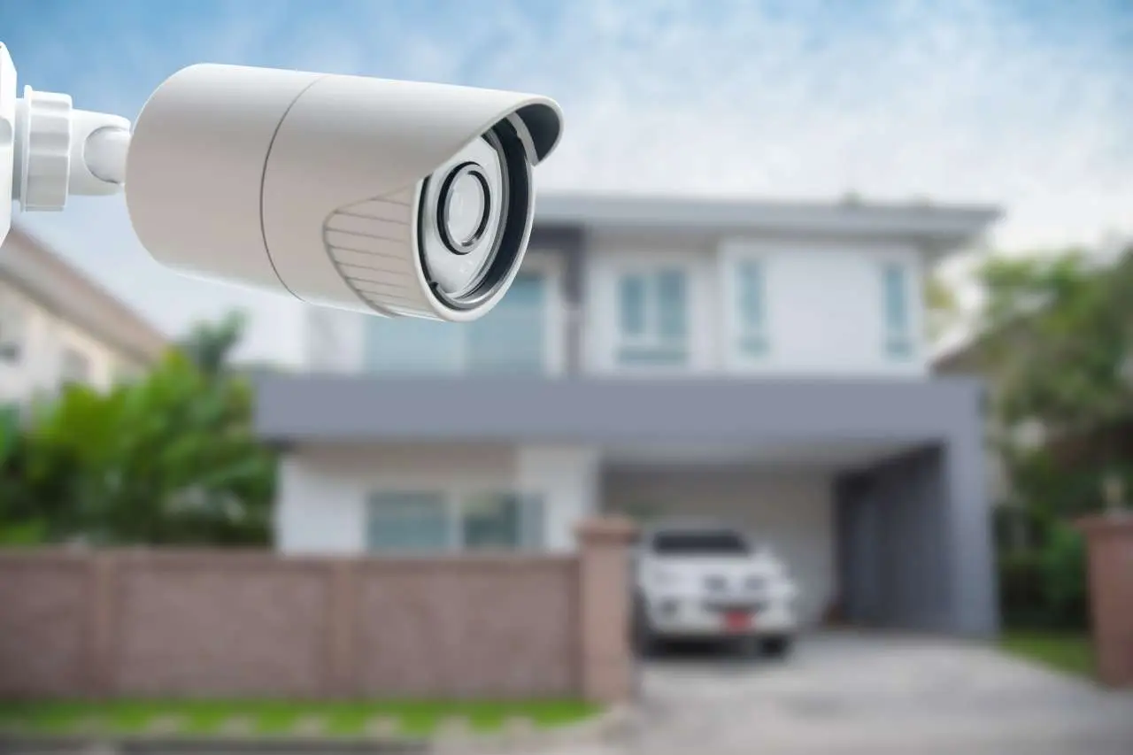 Cámara de seguridad instalada monitoreando una vivienda