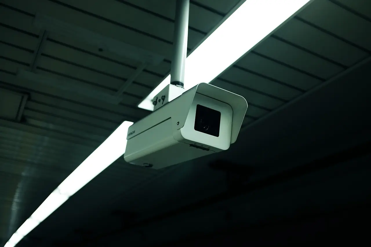 Cámara de seguridad instalada en el techo de un local