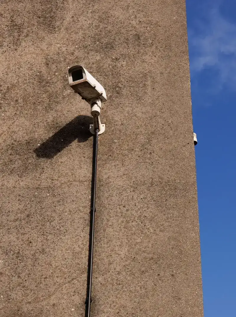Cámara de seguridad instalada en la fachada de un edificio