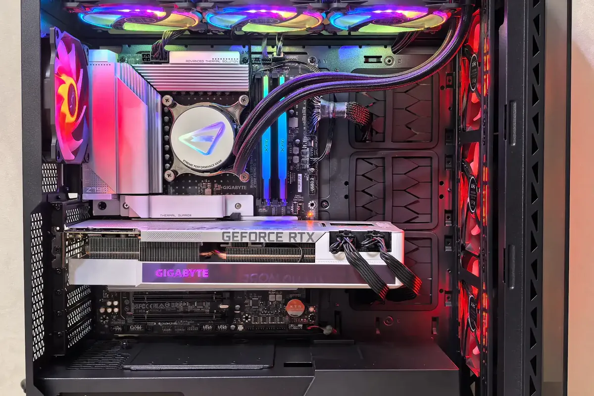 Interior de una computadora de escritorio gamer con iluminación RGB y placa de video