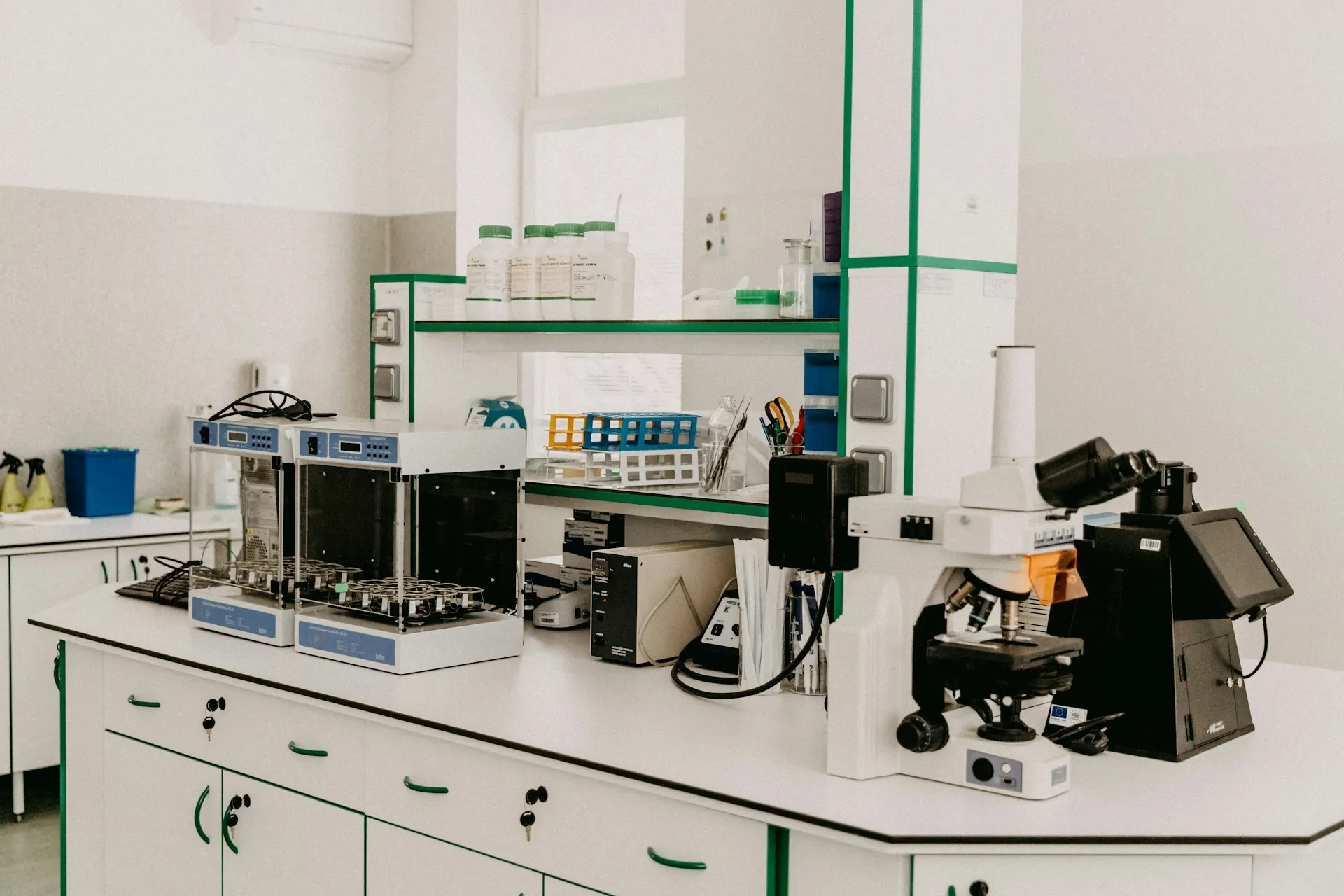 Mesada de laboratorio con microscopio y equipos analíticos