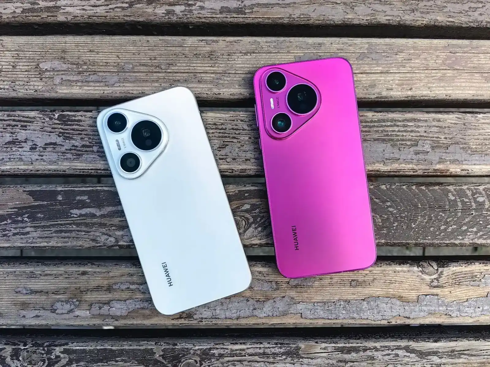 Celulares Huawei con su logo visible sobre una superficie de madera