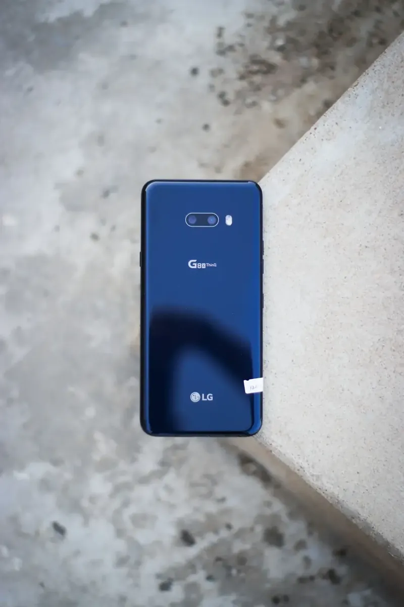 Celular LG con su logo visible sobre una superficie de concreto