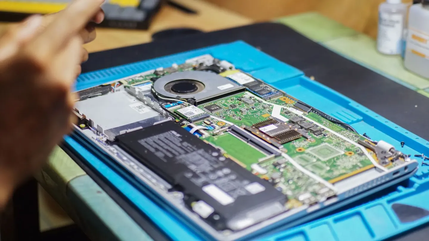 Notebook abierta en reparación mostrando sus componentes internos