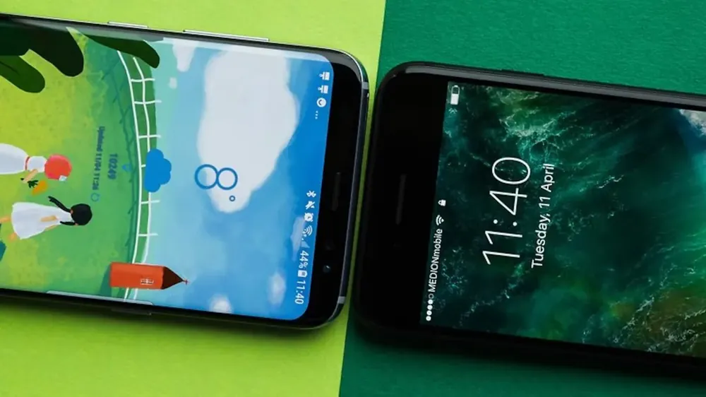 Comparación de pantallas de celular encendidas mostrando distintos modelos