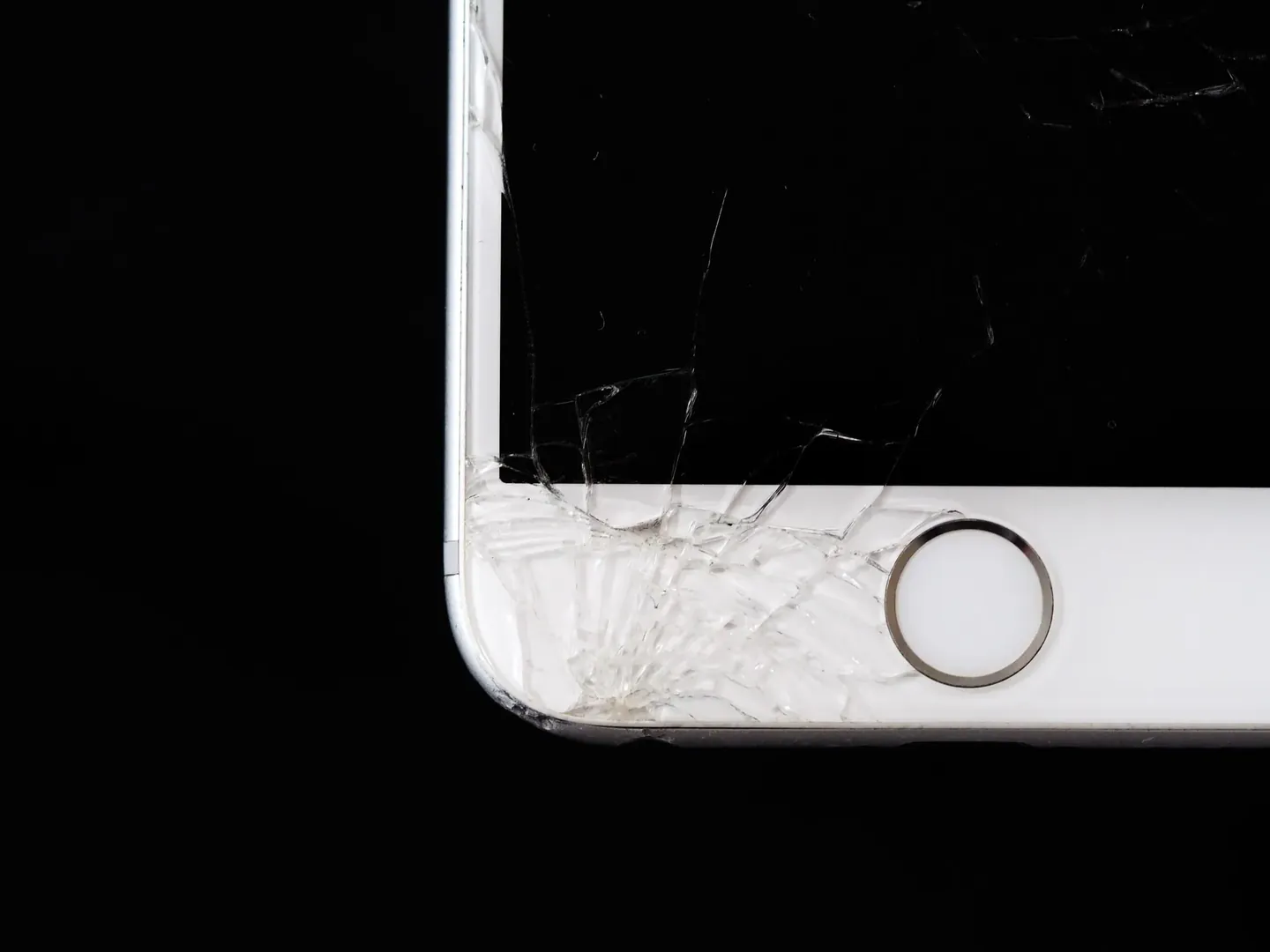 Pantalla de celular con vidrio templado roto