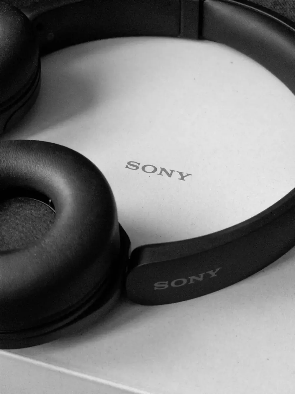 Auriculares Sony con el logo de la marca visible, en blanco y negro
