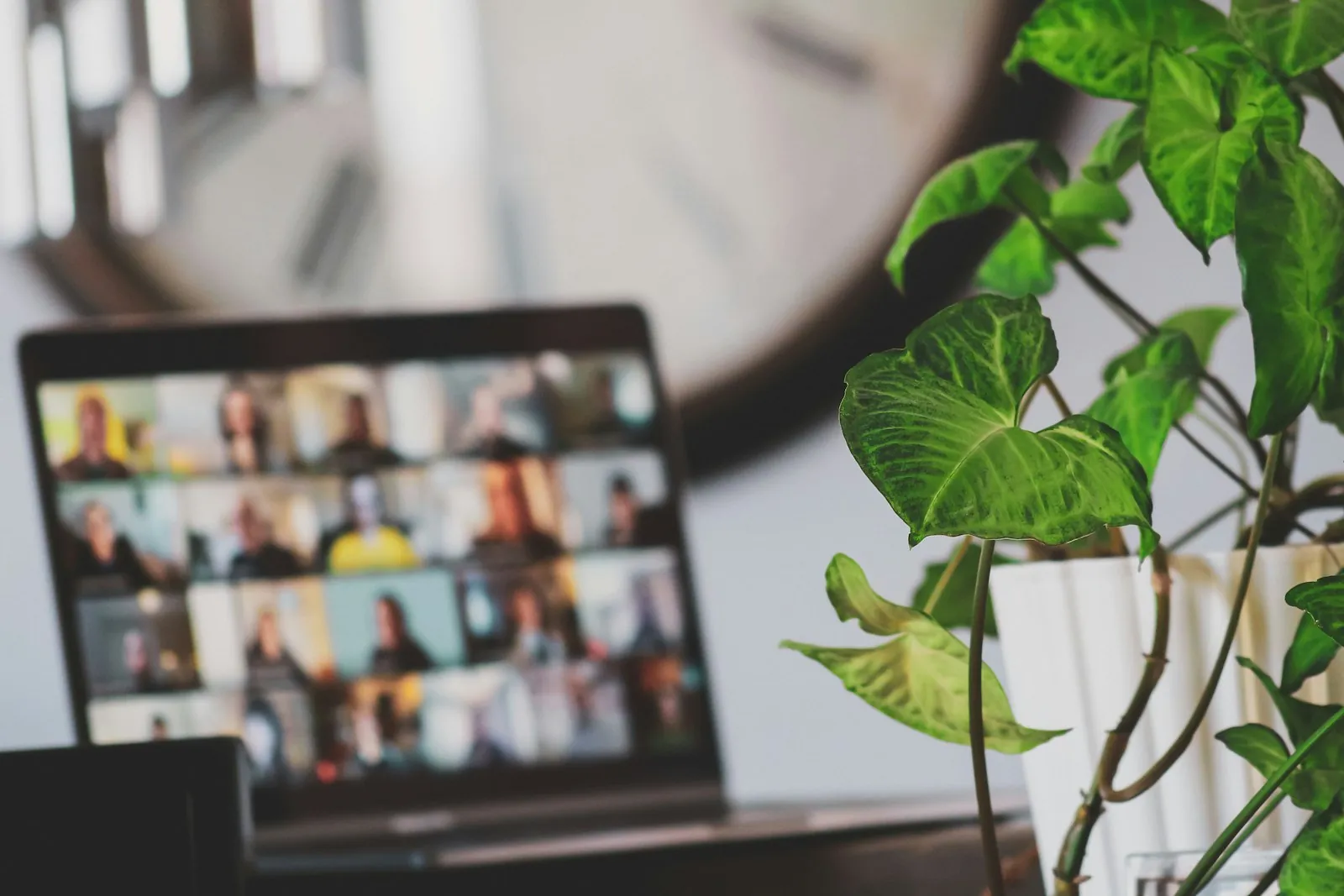 Laptop mostrando una videollamada, representando la consulta remota con un técnico