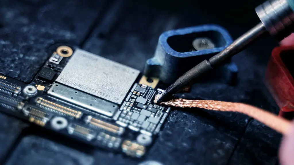 Microsoldadura de precisión en la placa base de un iPhone