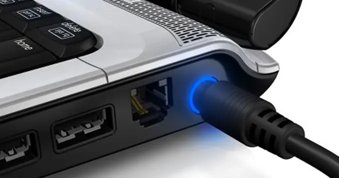 Conector de carga de una notebook encendido