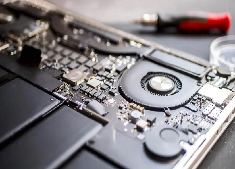 Placa e interior de una notebook desarmada para reparación a nivel de microelectrónica