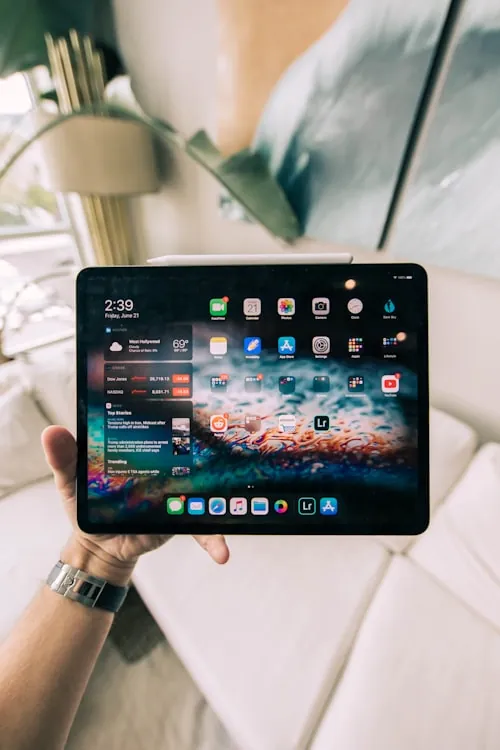 Persona sosteniendo una tablet, servicio de retiro a domicilio