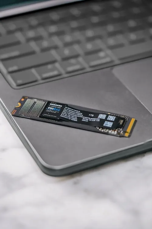 SSD NVMe Samsung sobre una notebook, upgrade de almacenamiento
