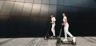 Esta imagen es el cierre perfecto para la página, porque vende el resultado final: libertad, seguridad y satisfacción. Es lo que en marketing llamamos "la transformación".<br /><br />Aquí tenés la optimización para esa foto:<br /><br />1. Meta Description (140 caracteres)<br />"Disfrutá de tu movilidad eléctrica con total confianza. Service y mantenimiento profesional de monopatines para usuarios y empresas. 🛴✨
