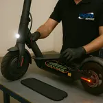 Reparación de sistema de luces para monopatines. Asegurá tu visibilidad y cumplí con las normas de seguridad vial. Service técnico en MVD. 💡🛴
